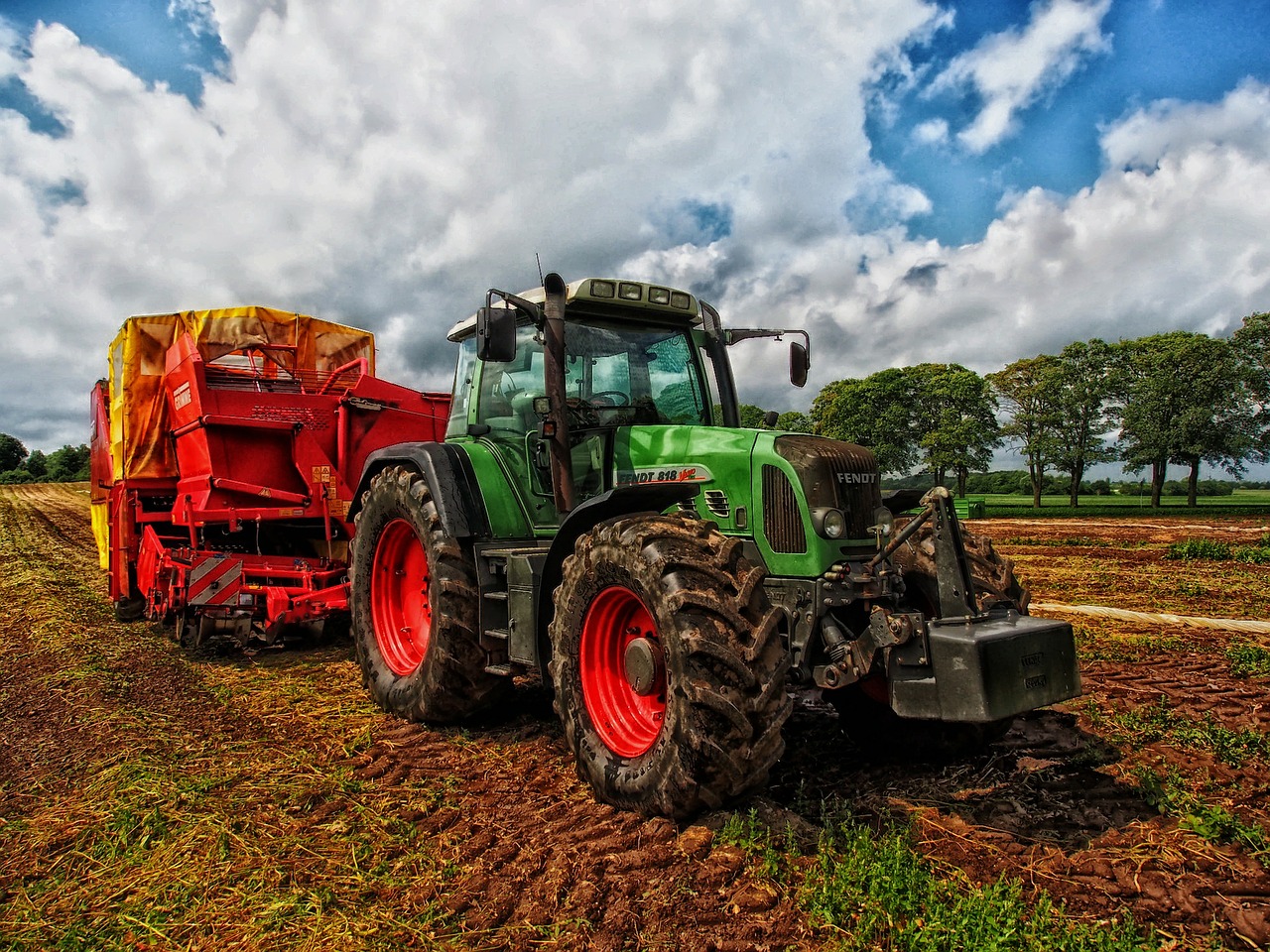 Traktor-zemlja-poljoprivreda.jpg