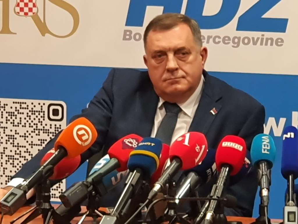 dodik-mikrofondzija.jpg