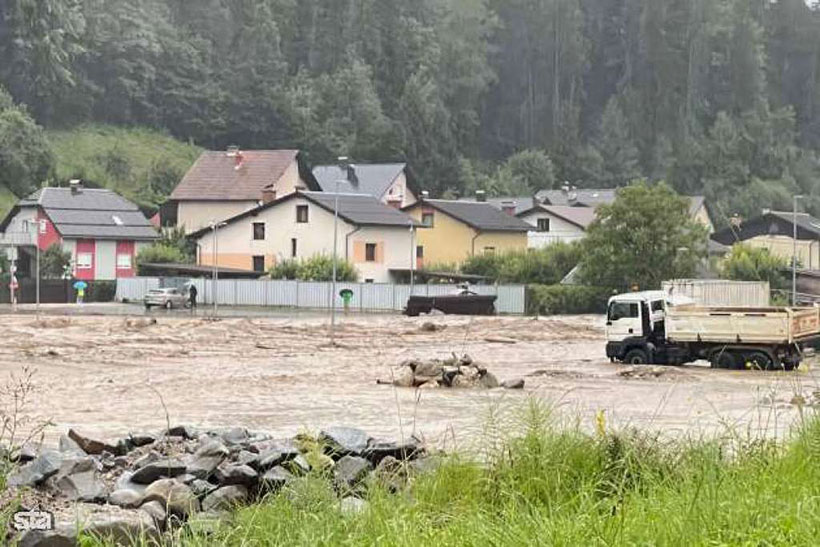slovenija-poplava-cesta.jpg
